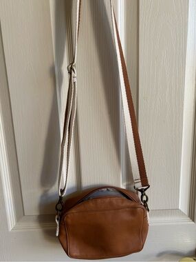 Ladies leather crossbody bag
